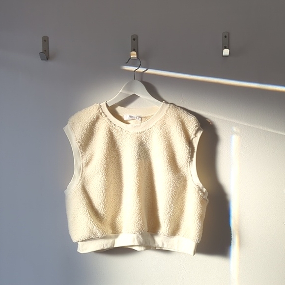 Devon's Drawer Cloud Vest - Picture 4 of 4